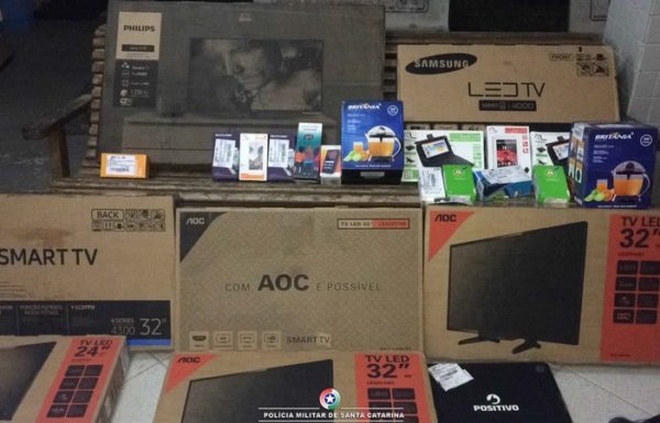 Tres homens sao presos logo apos furto em loja de moveis em Itapoa 2