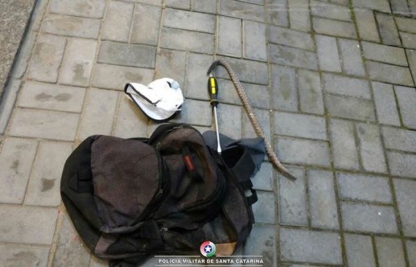 Tres homens sao presos logo apos furto em loja de moveis em Itapoa 5