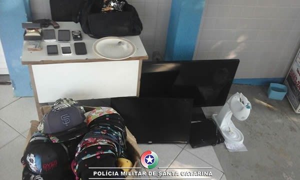 loja de bijuterias e arrombada e pm localiza boa parte do que foi furtado em ponto de drogas 5