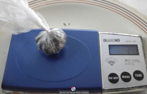 loja de bijuterias e arrombada e pm localiza boa parte do que foi furtado em ponto de drogas 7