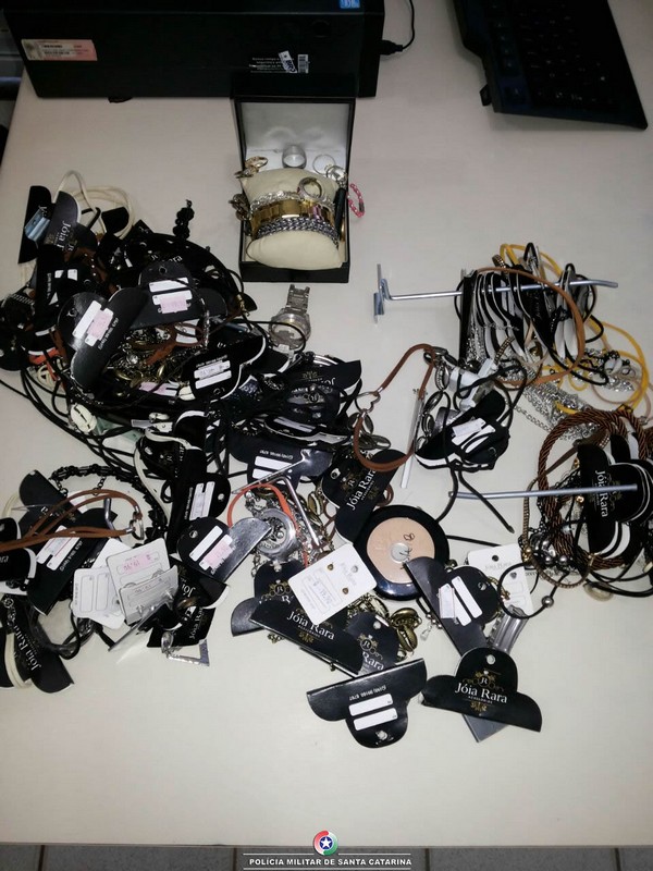 loja de bijuterias e arrombada e pm localiza boa parte do que foi furtado em ponto de drogas 8