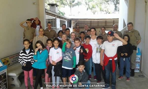 alunos do Ensino Fundamental visitam quartel da pm de Itapoa 01