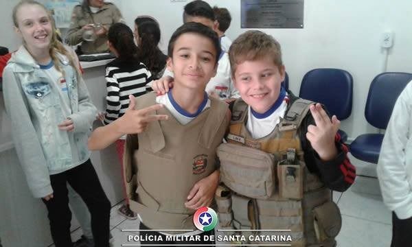 alunos do Ensino Fundamental visitam quartel da pm de Itapoa 02