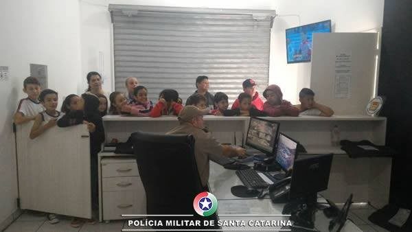 alunos do Ensino Fundamental visitam quartel da pm de Itapoa 03