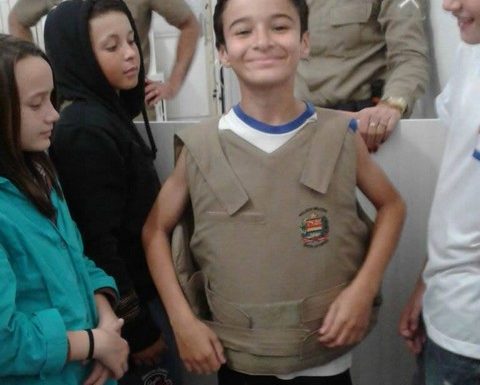 alunos do Ensino Fundamental visitam quartel da pm de Itapoa 05