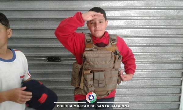 alunos do Ensino Fundamental visitam quartel da pm de Itapoa 06