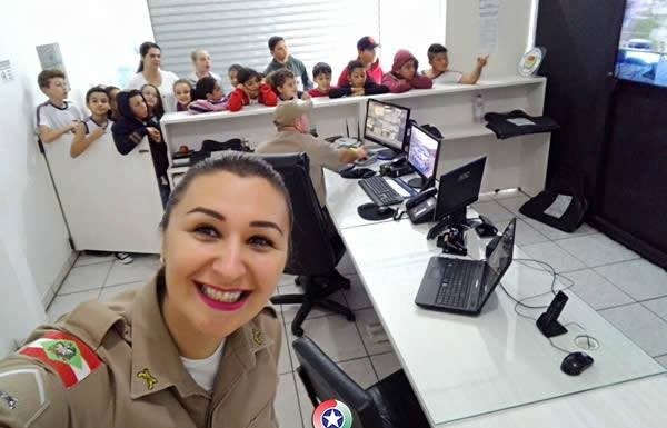 alunos do Ensino Fundamental visitam quartel da pm de Itapoa 07