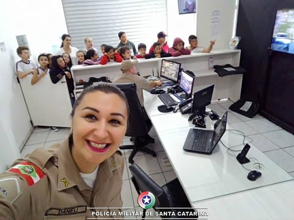 alunos do Ensino Fundamental visitam quartel da pm de Itapoa 07