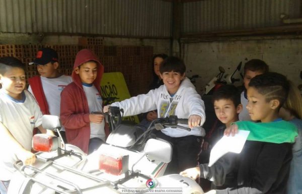 alunos do Ensino Fundamental visitam quartel da pm de Itapoa 08