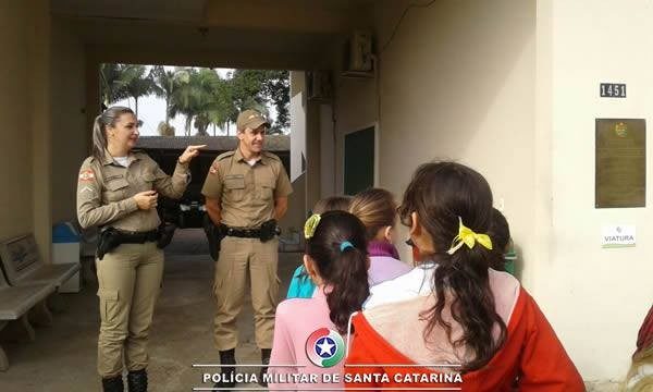 alunos do Ensino Fundamental visitam quartel da pm de Itapoa 09