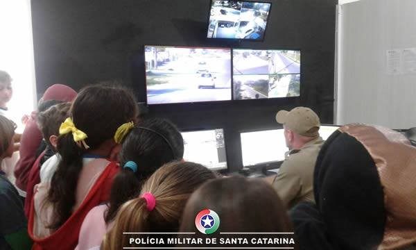 alunos do Ensino Fundamental visitam quartel da pm de Itapoa 10