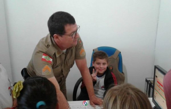 alunos do Ensino Fundamental visitam quartel da pm de Itapoa 11