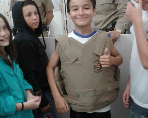 alunos do Ensino Fundamental visitam quartel da pm de Itapoa 14