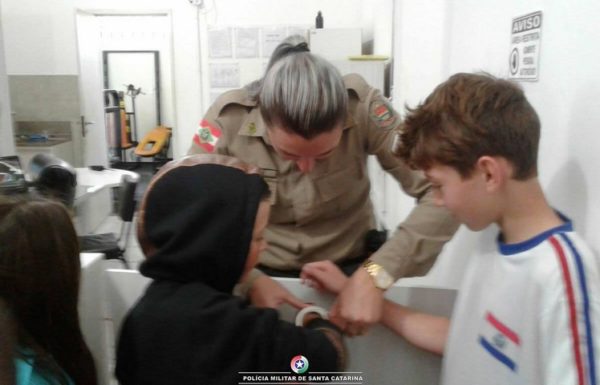 alunos do Ensino Fundamental visitam quartel da pm de Itapoa 15