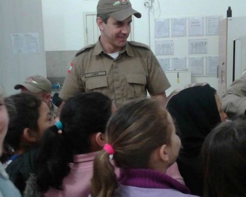 alunos do Ensino Fundamental visitam quartel da pm de Itapoa 16