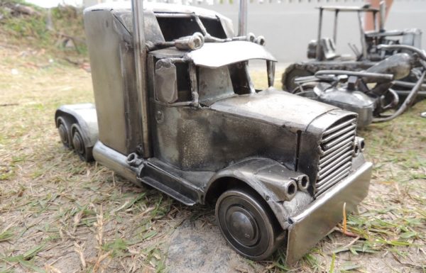 artistas impressionam usando sucatas metalicas para a producao de pecas 04