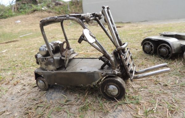 artistas impressionam usando sucatas metalicas para a producao de pecas 06