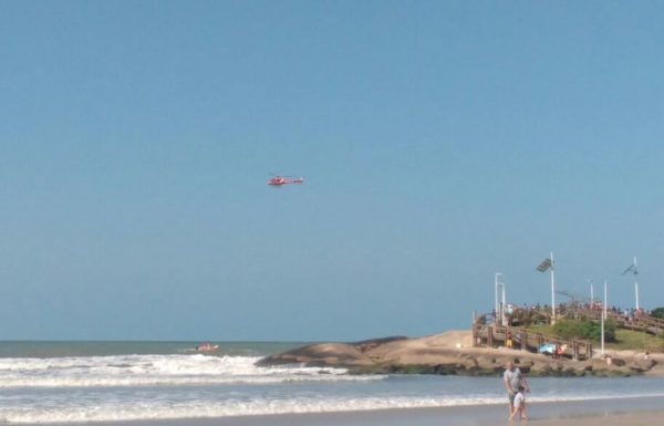 Bombeiros buscam jovem que desapareceu no mar em Itapoa 1
