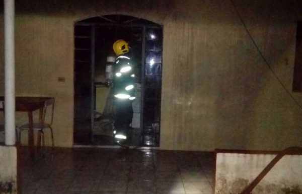 Bombeiros de Itapoa apagam incendio em residencia do bairro Samambaial 2
