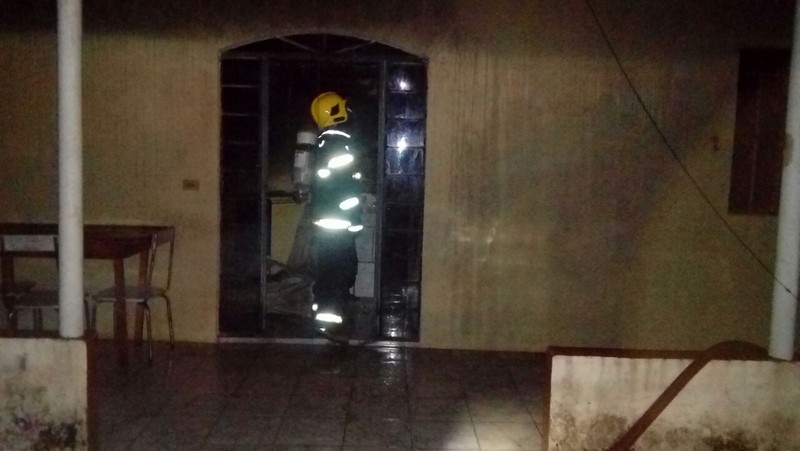 Bombeiros de Itapoa apagam incendio em residencia do bairro Samambaial 2