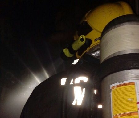 Bombeiros de Itapoa apagam incendio em residencia do bairro Samambaial 3