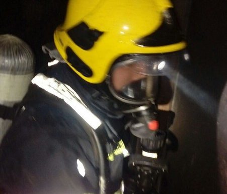 Bombeiros de Itapoa apagam incendio em residencia do bairro Samambaial 5