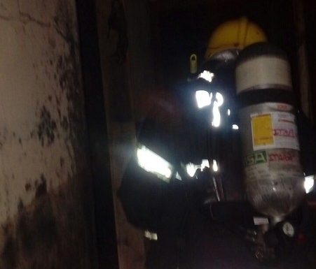 Bombeiros de Itapoa apagam incendio em residencia do bairro Samambaial 6