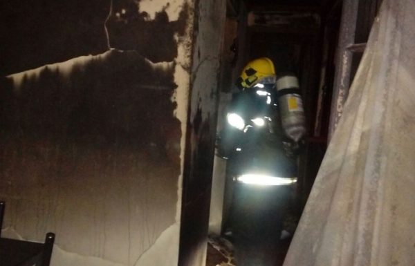 Bombeiros de Itapoa apagam incendio em residencia do bairro Samambaial 8