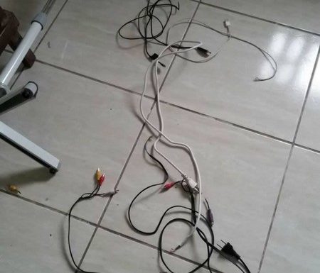 Quatro homens assaltam residencia e levam camionete no Pontal 1