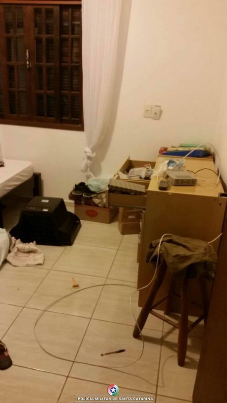 Quatro homens assaltam residencia e levam camionete no Pontal 2