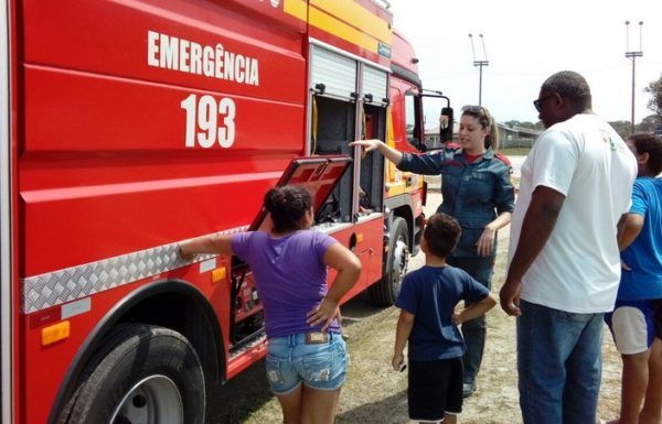 Bombeiros realizam prevenção e demonstração em evento Brincando e Sonhando 08