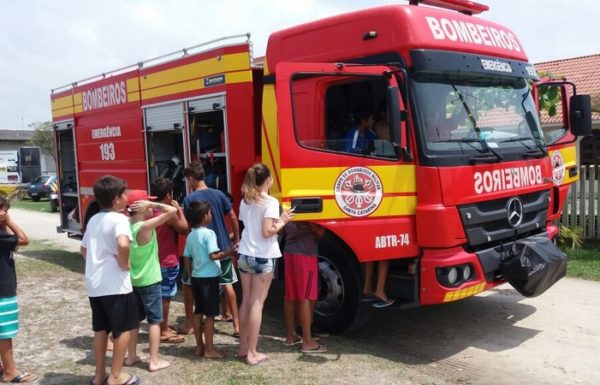 Bombeiros realizam prevenção e demonstração em evento Brincando e Sonhando 21