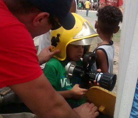 Bombeiros realizam prevenção e demonstração em evento Brincando e Sonhando 23