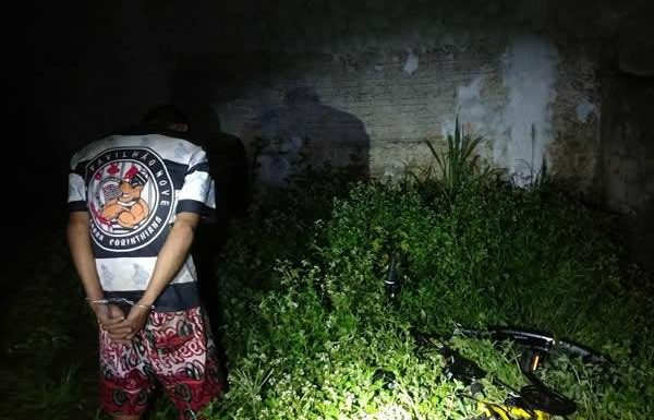 Homem e preso pela PM apos cao de estimacao alertar sobre furto a residencia 1