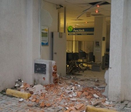bandidos arrombam agencia da caixa em Itapoa 2