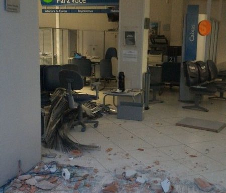 bandidos arrombam agencia da caixa em Itapoa 3