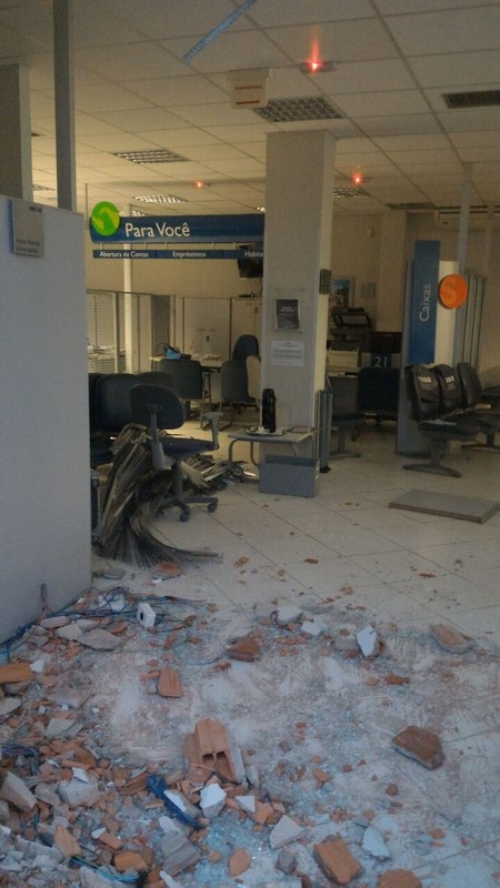 bandidos arrombam agencia da caixa em Itapoa 3