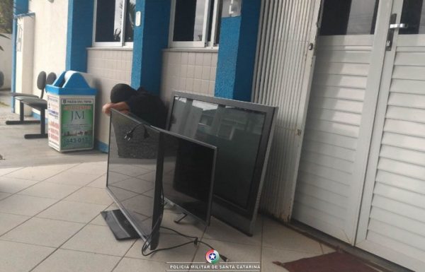 homem morre ao trocar tiros com a pm durante grande operacao policial em Itapoa 6