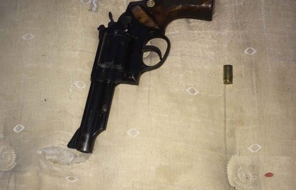 homem morre ao trocar tiros com a pm durante grande operacao policial em Itapoa 8