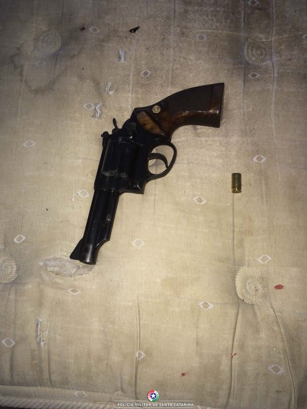 homem morre ao trocar tiros com a pm durante grande operacao policial em Itapoa 8