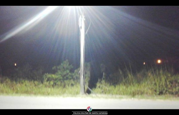 homem que furtava fios da rede de telefonia preso pela pm de Itapoa 1