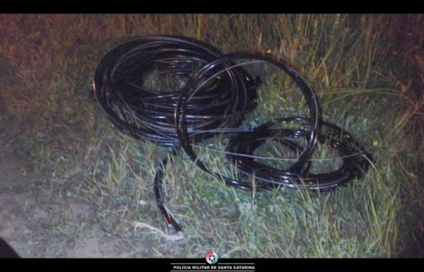 homem que furtava fios da rede de telefonia preso pela pm de Itapoa 2