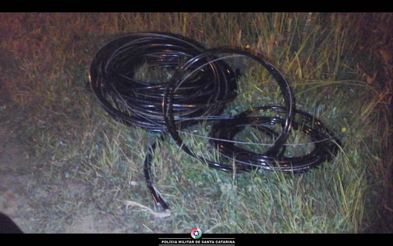 homem que furtava fios da rede de telefonia preso pela pm de Itapoa 2