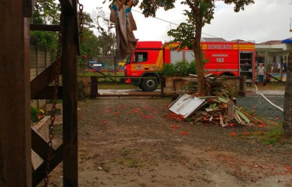 Bombeiros atendem ocorrencia de incendio no Sao Jose em Itapoa 3
