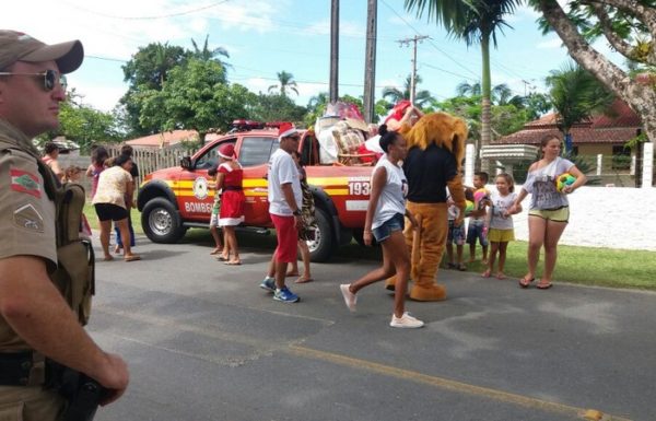 Natal da Magia distribui cerca de 3 mil brinquedos as criancas de cinco bairros de Itapoa 06