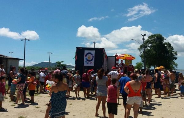 Natal da Magia distribui cerca de 3 mil brinquedos as criancas de cinco bairros de Itapoa 11
