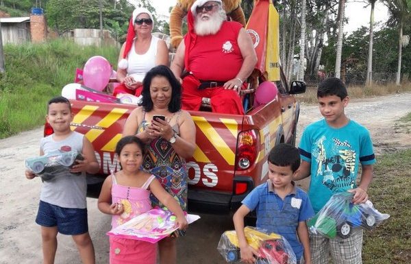 Natal da Magia distribui cerca de 3 mil brinquedos as criancas de cinco bairros de Itapoa 13