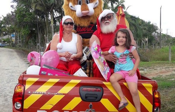 Natal da Magia distribui cerca de 3 mil brinquedos as criancas de cinco bairros de Itapoa 16