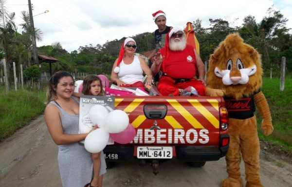 Natal da Magia distribui cerca de 3 mil brinquedos as criancas de cinco bairros de Itapoa 18