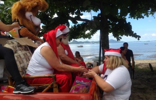 Natal da Magia distribui cerca de 3 mil brinquedos as criancas de cinco bairros de Itapoa 58